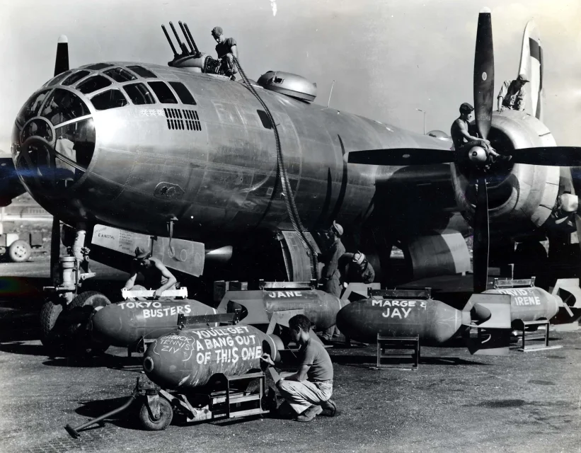 B-29_ground_Crew_working_.jpg