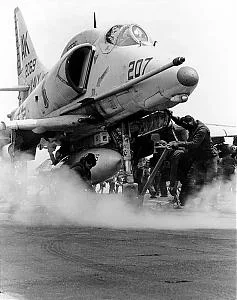 813 - 1 - USS_Intrepid_%2528CV-11%2529_-_Sep_68.jpg
