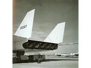 842 - 2 - vista post dei 6 motori XB 70.jpg