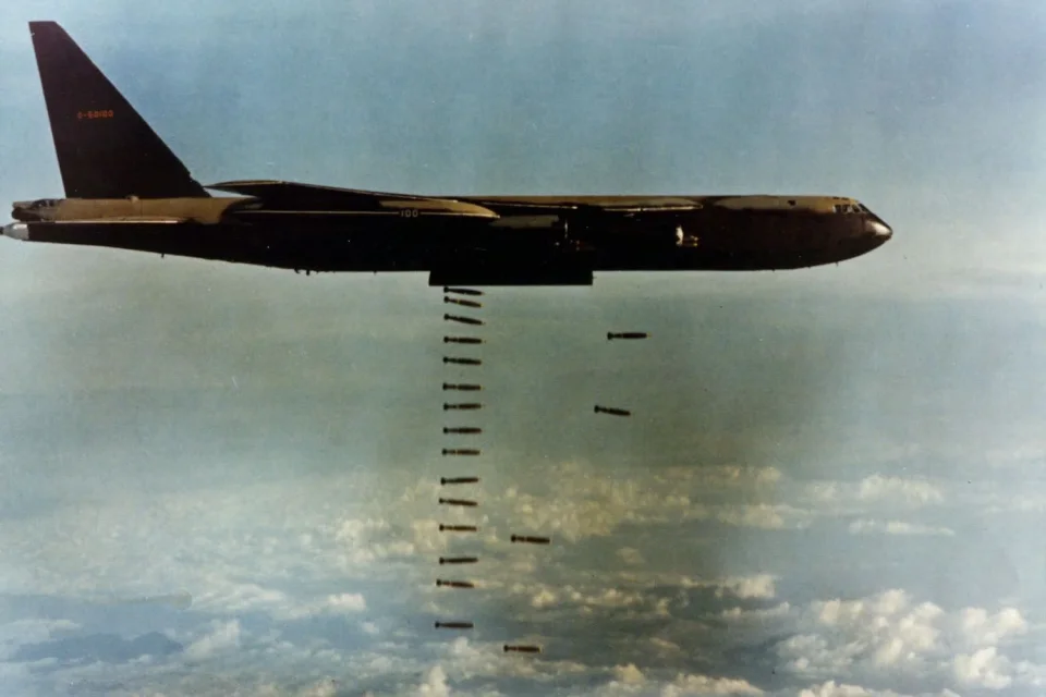 z844 - 1 - B-52D%2528061127-F-1234S-017%2529.jpg