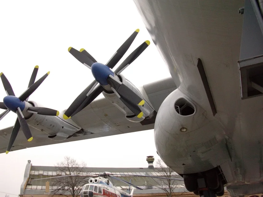 850 - 2 - Antonov_an22_engines.jpg