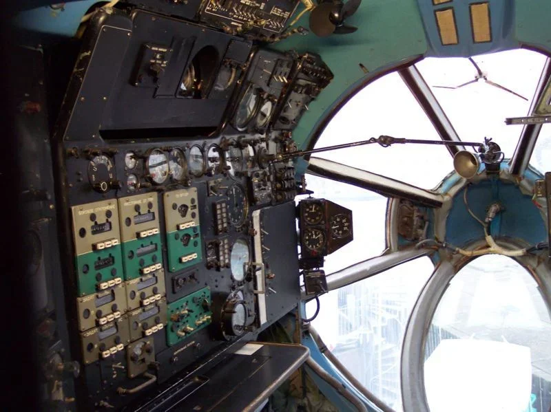 850 - 5 - 800px-Antonow_An-22_Navigator_Cockpit_2.jpg