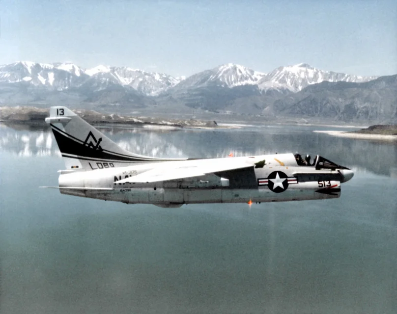852 - 3 - A-7B_Corsair_II_VA-305.jpg