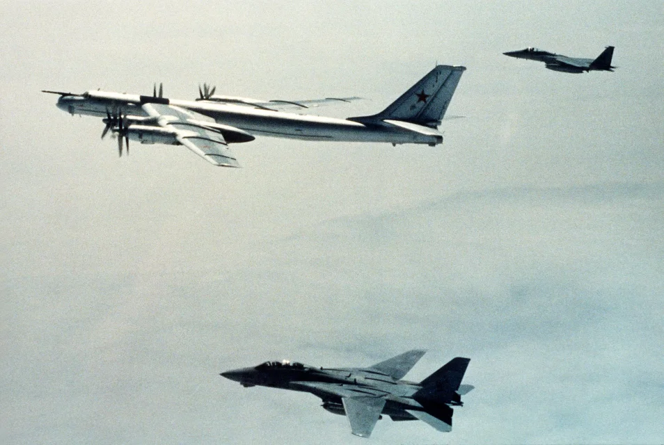 868 - 5 - F-14_and_F-15_Escort_Tu-95.JPG