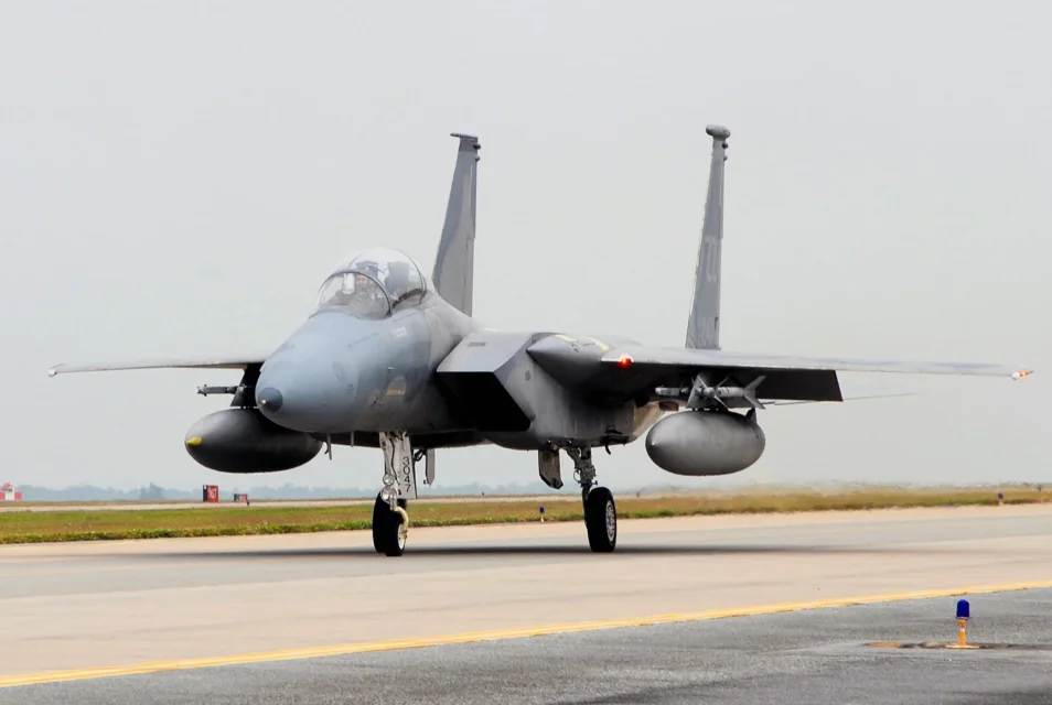 906 - 5 - F-15%20Eagle%20taxis.jpg