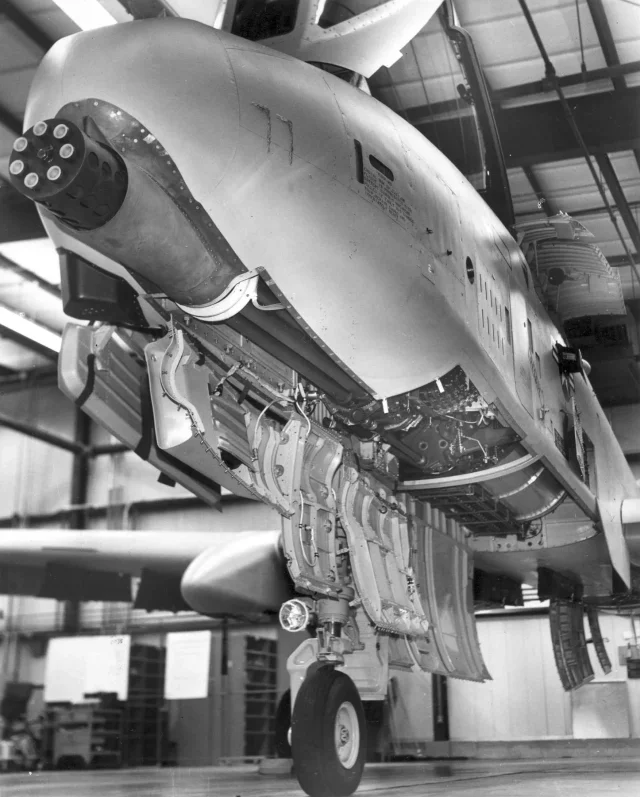 939 - 2 - GAU-8_in_A-10.jpg