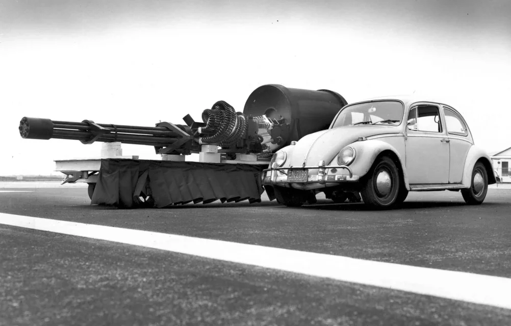 939 - 4 - GAU-8_meets_VW_Type_1.jpg