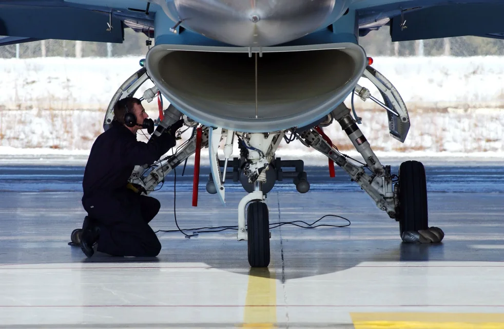 997 - 5 - F-16_Fighting_Falcon_April%2011.jpg