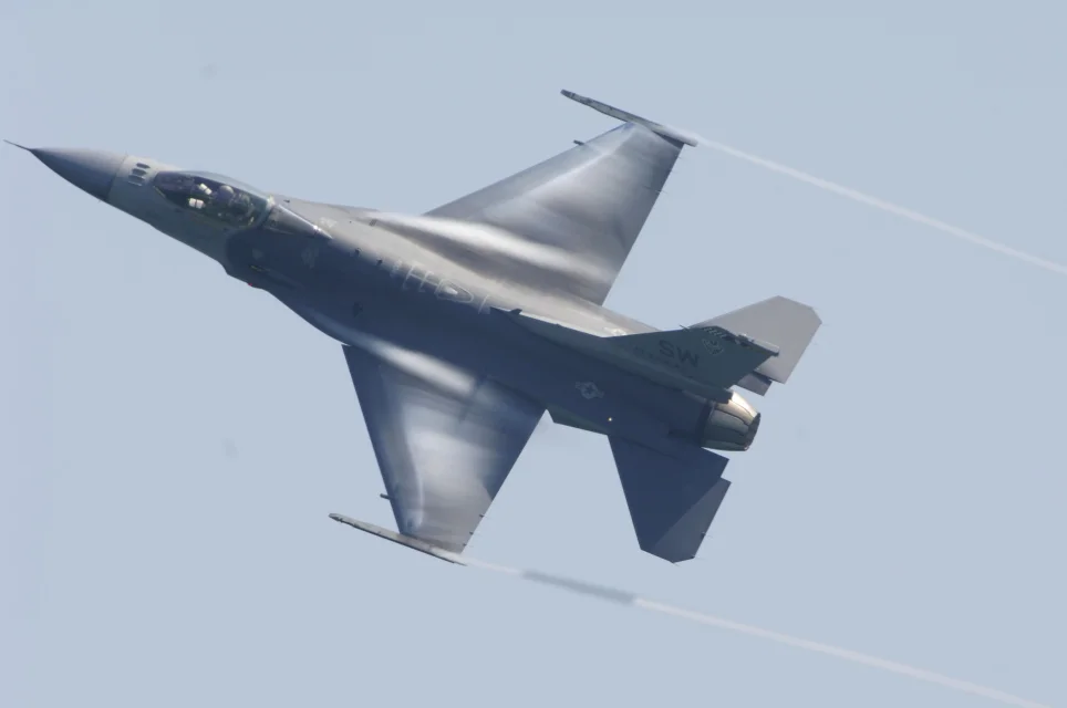 998 - 4 - f-16_falcon_02.jpg