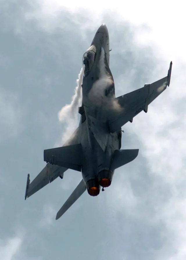 1026 - 2 - FA-18C_vapor_LEX_and_wingtip_2_2.JPG