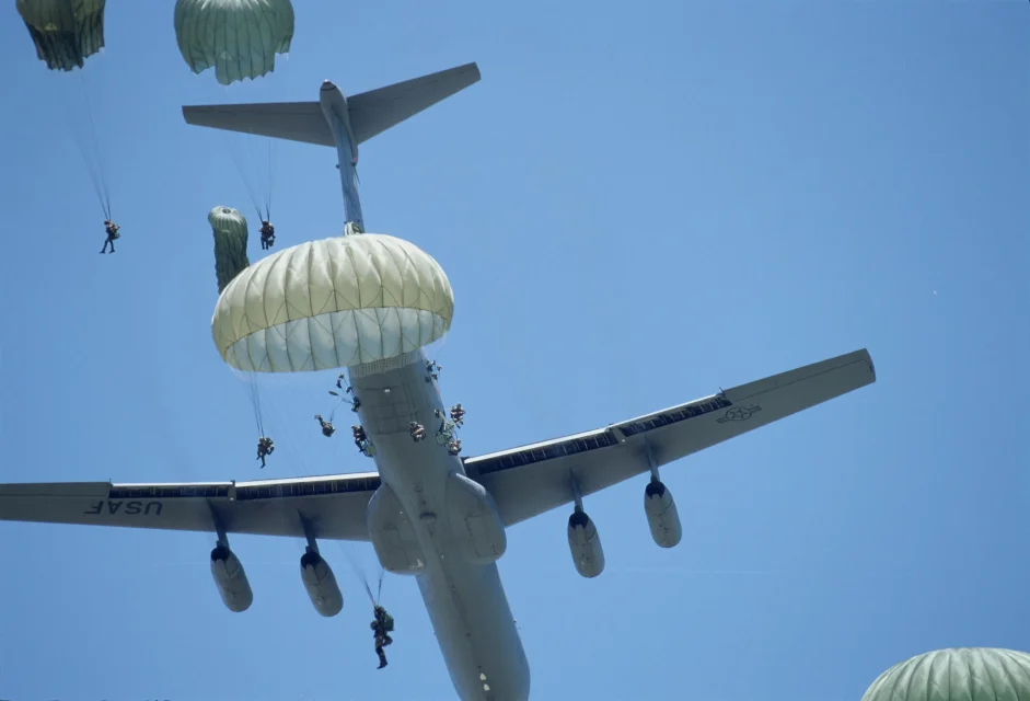 1062 - 5 - C-141_para.JPG