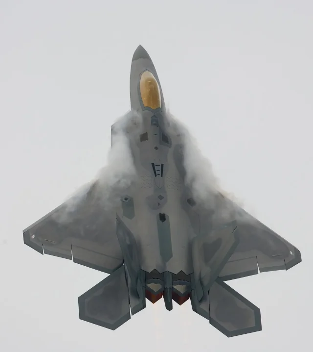 1130 - 2 - F22_Oshkosh2.jpg