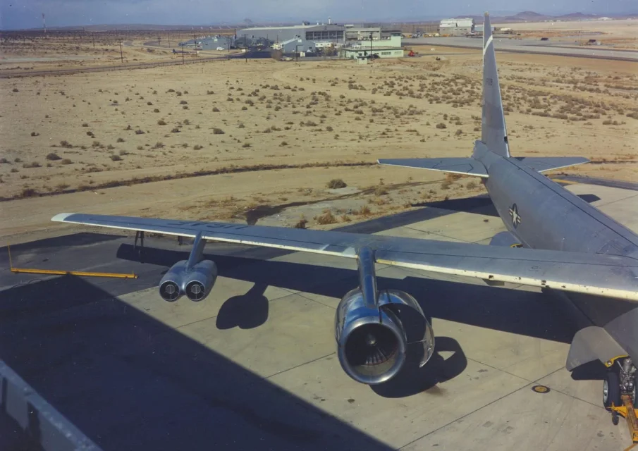 1139 - 5 - b52_GEnx.jpg