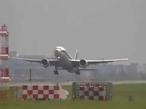 777 atteraggio.jpg